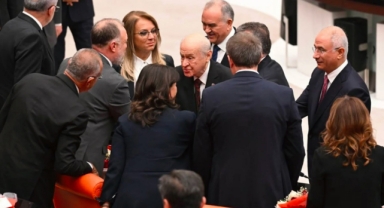 Siyasette “tokalaşma” tartışmaları sürüyor: Erdoğan'ın yeniden aday olması için mi uğraşılıyor?