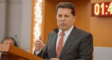 Ahmet Özer, yazdığı mektupla anlattı: “İmamoğlu’nu oyun dışı bırakmayı hedefliyorlar”