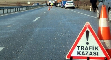 Bariyerlere çarptı, devrildi: Sürücü, otomobilinde can verdi... 