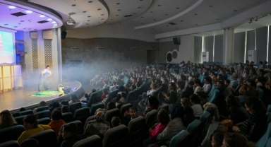 Bornovalı çocuklara eğitici ve eğlenceli kukla gösterisi