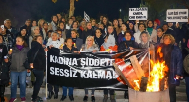 CHP İzmir İl Kadın Kolları'ndan 25 Kasım eylemi: 