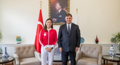 İlklere imza atan İzmirli yüzücü, Başkan Tugay’la buluştu