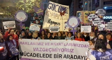 İzmirli kadınlar hep birlikte haykırdı! “Hayatlarımızdan vazgeçmeyeceğiz!”