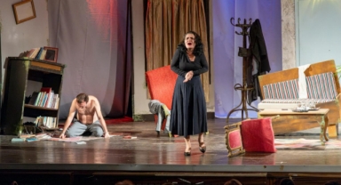 Karşıyaka Belediye Tiyatrosu’nun yeni oyunu seyirci karşısında