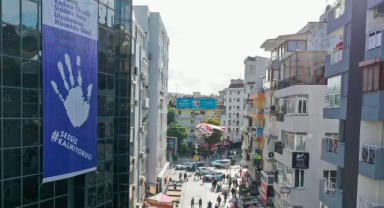 Konak’tan şiddete karşı dev afiş: Sessiz kalmıyoruz!