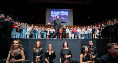 “Sensin Atatürk” ayakta alkışlandı