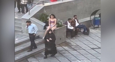 'Uygun başörtüsü' takmadığı için darp edilen öğrenci, olayı kıyafetlerini çıkararak protesto etti