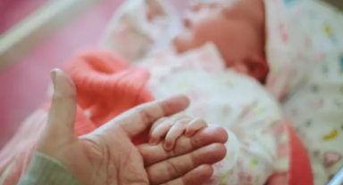 Yenidoğan davasında tansiyon yükseldi: 'Nasıl hastane yönetiyorsunuz siz!'