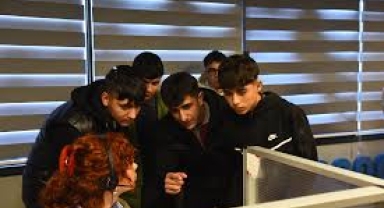 Aydın Pehlivan “Beyaz Masa Çağrı Merkezi”nde bu kez öğrencilerle bir arada!