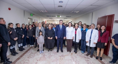 Cemil Tugay: Eşrefpaşa Hastanesi'nde meslektaşlarının yeni yılını kutladı