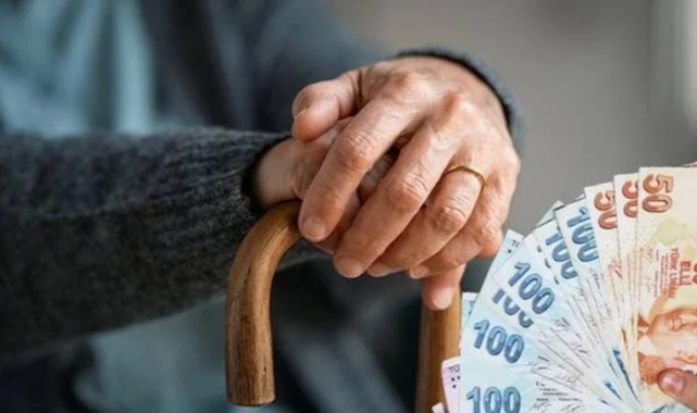 Emekli maaşı için dikkat çeken 2 tahmin!