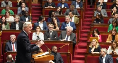 Fransa'da Başbakan Barnier' güven oyu alamadı: Hükümet düştü!