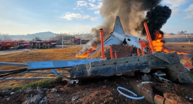 Güney Kore'de 181 kişiyi taşıyan uçak kazasında, sadece iki kişinin kurtarıldığı tahmin ediliyor!