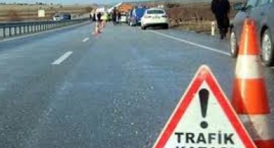 İzmir'de okul servisi park halindeki tıra çarptı: 1 ölü, 1 yaralı!