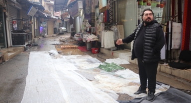 İzmir'de sağanak etkili oldu! Esnaf çareyi yerlere perde sermekte buldu