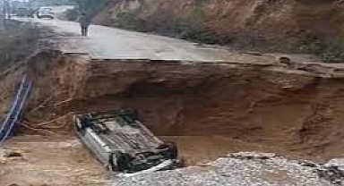 İzmir'de Seyir halindeki otomobil çukura düştü!