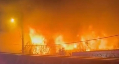 İzmir'de tekstil fabrikasında yangın: Söndürme çalışmaları devam ediyor!