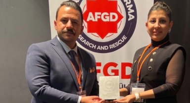 İzmirlilerin “İyilik Meleği” Pedagog Serap Özbey’e ödül!