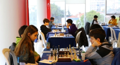 Karabağlar’da Başöğretmen Atatürk adına satranç turnuvası