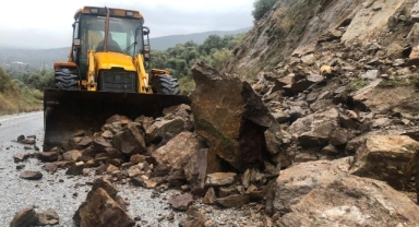 Ödemiş'te heyelan: Belediye ekiplerinin çalışmaları devam ediyor