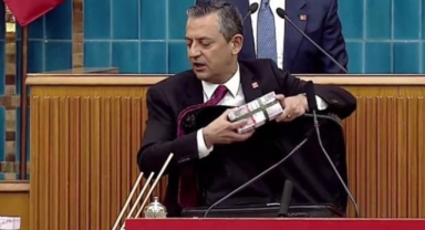 Özel'den Bahçeli'ye yanıt: Kağıdı yırttı, valiz getirdi!