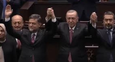 Rozetini Erdoğan taktı!