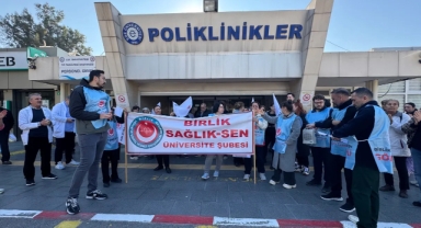 Sağlıkçılardan Ege Üniversitesi önünde tepki: Bu duruma razı değiliz, olmayacağız