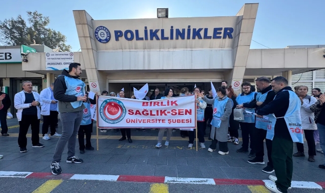 Sağlıkçılardan Ege Üniversitesi önünde tepki: Bu duruma razı değiliz, olmayacağız