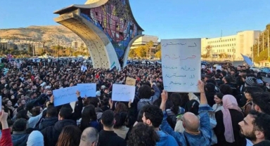 Şam'da halk, Laiklik, demokrasi ve kadın hakları için meydanlarda toplandı