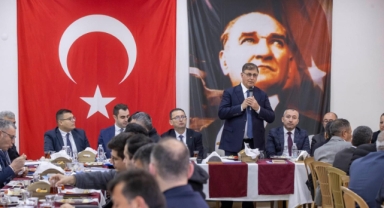 Başkan Tugay, muhtarlarla bir araya geldi: İzmir'in tüm ilçelerini dengeli ve adil şekilde hizmetle buluşturacağız