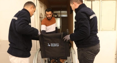 Bayraklı Belediyesinden engelli vatandaşlara tekerlekli sandalye