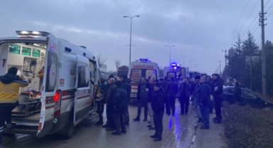 İki otobüs ve iki minibüsün karıştığı zincirleme kazada 26 kişi yaralandı!