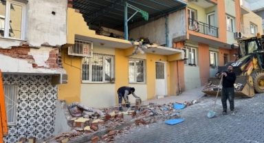 İzmir'de fren faciası: İZSU kamyonu eve ve iki araca çarptı