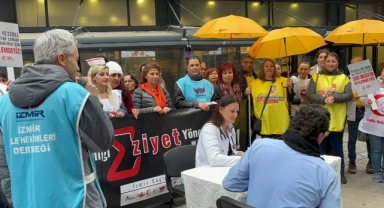 İzmir'de sağlık emekçilerinden tiyatral protesto: İki dakikalık muayene neden yetmiyor?