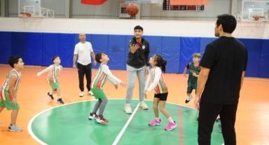 Karşıyakalı aileler basketbol şenliğinde buluştu: Potada aile boyu şenlik! 