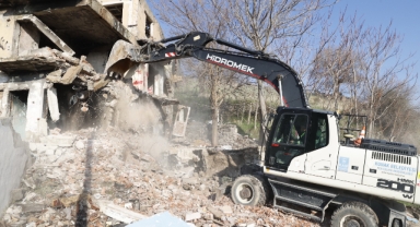 Konak’ın kent dokusu değişiyor: 9 ayda 92 metruk bina yıkıldı