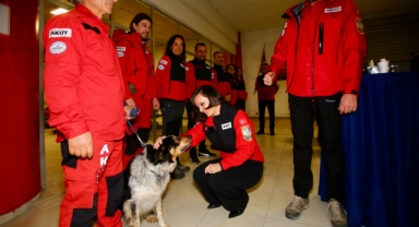 Başkan Kınay'dan depremin yıldönümünde AKUT'a anlamlı ziyaret