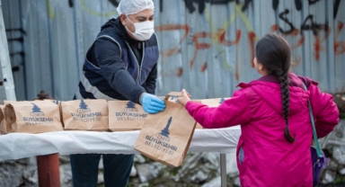 Büyükşehir'den miniklere beslenme paketi