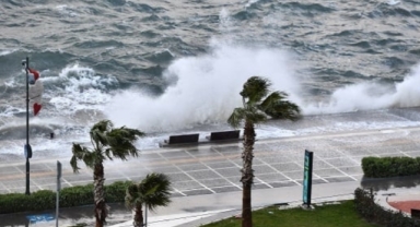 Ege Denizi'ndeki fırtına ne kadar devam edecek? Meteorolojiden yazılı açıklama geldi!