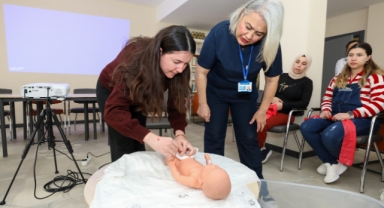 Gaziemir’de anne adayları Gebe Okulu ile doğuma hazırlanıyor