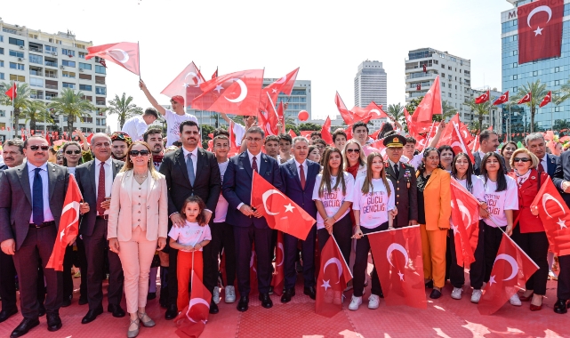 19 Mayıs coşkusu İzmir'i sardı