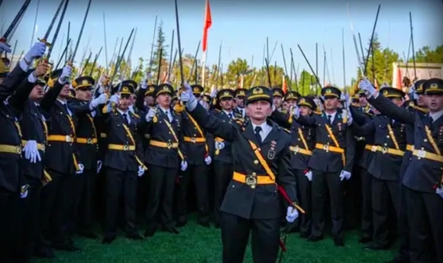 TSK'den ihraç edilen Atatürkçü teğmenlere TSK'den akılalmaz yasak