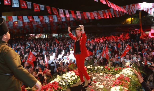 Başkan Sengel'den Çerçioğlu'na zeybekli gönderme: Efeler diz çökmez