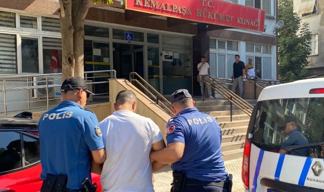 İzmir'de polis kovalamacası: Ağaca çarparak durduruldu!