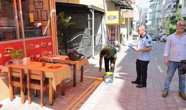 Konak’ta kaldırım işgaline sarı çizgi
