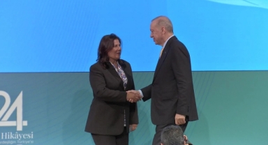 Rozeti takıldı: Özlem Çerçioğlu resmen AK Parti'de