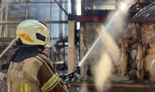 İzmir'de korku dolu anlar: Yangın söndürme çalışmaları devam ediyor!