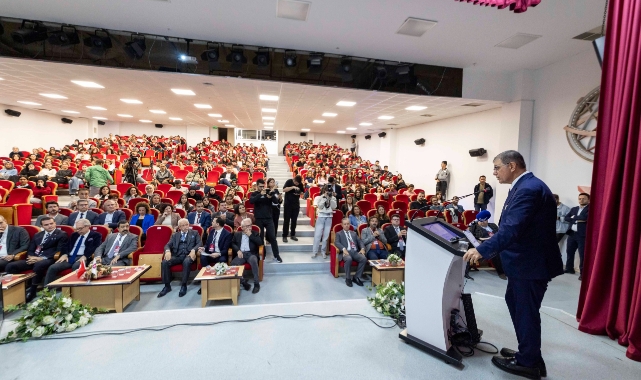 Başkan Tugay, gençlere seslendi: Sırtımızı bilime yaslayalım!