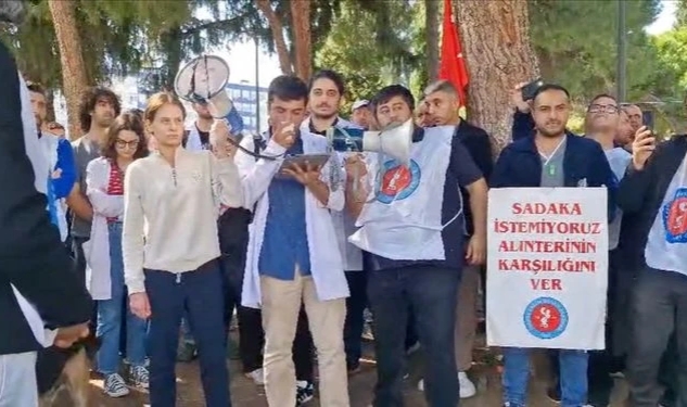 Ege Üniversitesi’nde işçi direnişine, öğrencilerden destek!