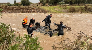 Foça'da facia: Otomobiliyle dereye kapıldı, arama ikinci gününde!